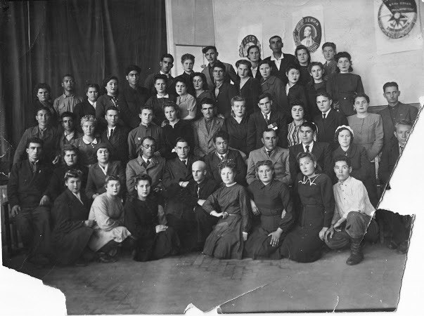 Group photo with students at the institute