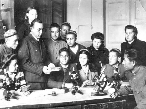 Teaching students in the laboratory